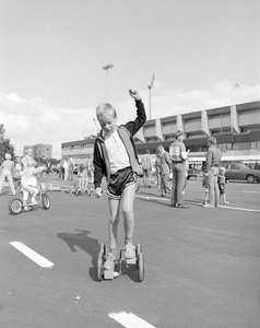 885051 Afbeelding van kinderen op allerlei voertuigen tijdens een open dag bij het nieuwe Stadion Galgenwaard ...